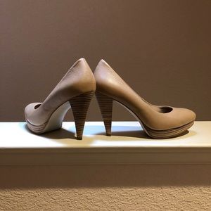Banana Republic nude pumps